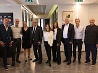 מימין: יונתן אלטמן, סאני קנז, רונן קנטור, אפרת חממי, רחלי (גורן) קבלירו, דורון לוי, רחלי גוז לביא, יואב עציון וגיורא גוטמן / צילום: איל מרילוס