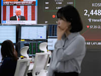 טראמפ נצפה על המסך בחדר המסחר במטה בנק KEB Hana בסיאול, דרום קוריאה / צילום: ap, Ahn Young-joon