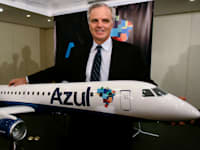 דייויד נילמן עם דגם מטוס של חברת Azul שבבעלותו / צילום: Reuters, Paulo Whitaker