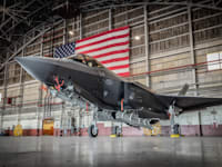 מטוסי F-35 בהאנגר אמריקאי / צילום: Shutterstock