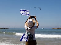 הישראלים מאושרים למרות האתגרים / צילום: Reuters, CORINNA KERN
