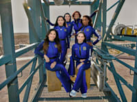 קייטי פרי במשלחת לחלל עם ארוסתו של ג'ף בזוס / צילום: ASSOCIATED PRESS