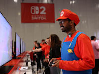 משתתף מחופש לסופר מריו משתמש ב־Switch 2 במהלך אירוע שערכה נינטנדו בלונדון בשבוע שעבר / צילום: Reuters, Isabel Infantes