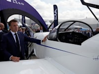 עמנואל מקרון, נשיא צרפת, בתערוכת הסלון האווירי בפריז האחרונה ב־2023 / צילום: Reuters