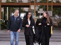 רון אילון עם עורכות דינו, איריס ניב-סבג ודפנה שטינברג, ביציאה מבית המשפט המחוזי בת''א / צילום: סיון לורן