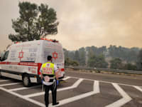 מתנדבי הצלה מאבטחים רפואית את הנוסעים בכביש 1 / צילום: דוברות הצלה