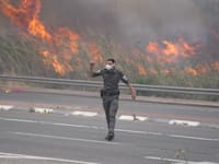 שוטרים באיזור השריפות בהרי ירושלים / צילום: דוברות המשטרה