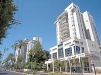 שטחי מסחר מתחת לבניין מגורים בכפר סבא / צילום: Shutterstock