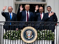 נתניהו וטראמפ עם שרי החוץ של בחריין ואיחוד האמירויות בחתימה על הסכמי אברהם ב־2020 / צילום: ap, Alex Brandon