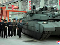 המנהיג העליון של קוריאה הצפונית, קים ג'ונג־און, בוחן את טנק צ'אונמה־2 / צילום: Reuters, KCNA