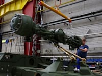 מפעל של ריינמטאל,  יצרנית הנשק הגדולה בגרמניה / צילום: Reuters, KAI PFAFFENBACH