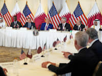 טראמפ נואם כשהוא יושב בין קלי אורטברג, נשיא ומנכ''ל בואינג (משמאל), ולארי קאלפ, מנכ''ל GE Aerospace, בקטאר / צילום: ap, Alex Brandon