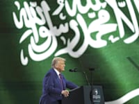 מחלק שבחים וסוגר חשבונות. טראמפ בנאומו בריאד בשבוע שעבר / צילום: ap, Alex Brandon