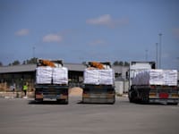 משאיות המובילות סיוע הומניטרי במעבר כרם שלום / צילום: Associated Press, Ohad Zwigenberg