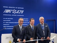 יו״ר חברת תומר תא''ל (מיל') רוני מורנו, ראש סיבט במשרד הביטחון תא״ל (מיל) יאיר קולס, ושגריר ישראל ביפן גלעד כהן / צילום: דוברות משרד הביטחון