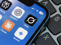 סמלי האפליקציות של גרוק, ג'מיני, קלוד וצ'אט GPT / צילום: Shutterstock