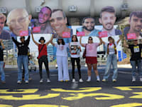 משפחות חטופים ופעילי מחאה חוסמים את איילון דרום / צילום: זהר בר-יהודה Zohar Bar-Yehuda
