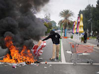 מפגין מבעיר אש במהלך הפגנה בפרמאונט, קליפורניה, לאחר שסוכנויות הגירה פדרליות ביצעו פעולות במקום / צילום: ap, Eric Thayer