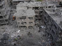 הפגיעה בבת ים ממתקפת הטילים האיראנית / צילום: ap, Ariel Schalit