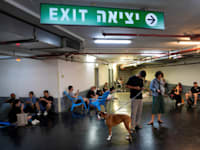 אזרחים מחכים בחניון בתל אביב בזמן ירי מאיראן / צילום: ap, Baz Ratner