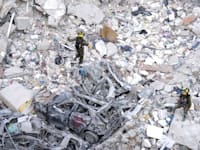 צוותי הצלה וחילוץ מחפשים ניצולים באזור פגיעת הטיל האיראני בבת ים / צילום: ap, Ariel Schalit