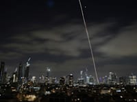יירוטים של כיפת ברזל, הלילה / צילום: ap, Leo Correa