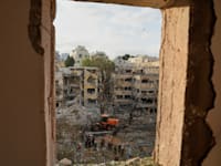 כוחות הצלה פועלים באזור בו נפל טיל איראני בתל אביב / צילום: ap, Baz Ratner