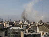 עשן עולה מפיצוץ בעקבות תקיפה ישראלית בטהרן / צילום: Reuters, HAMID AMLASHI