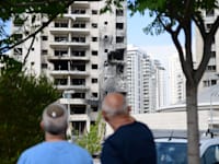 הבניין בפתח תקווה שנפגע פגיעה ישירה מטיל איראני / צילום: Reuters, Matan Golan / SOPA Images