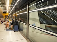 אנשים ישנים בתחנת בן גוריון (ארכיון) / צילום: נת''ע