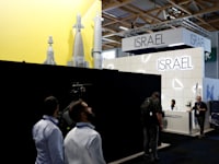 דוכן של אלביט חסום בלוחות שחורים בסלון האווירי בפריז / צילום: Reuters, Benoit Tessier