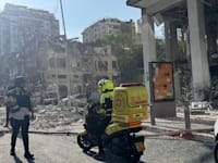 בתים שנהרסו בחולון ותושביו פונו בעקבות טיל ששוגר מאיראן / צילום: מד''א