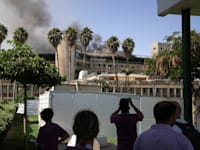 עשן עולה מבניין בית החולים סורוקה אחרי פגיעת טיל מאיראן / צילום: ap, Leo Correa