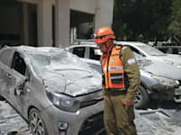 רכב שנפגע מנפילת טיל בחולון / צילום: Reuters, Anadolu via Reuters Connect
