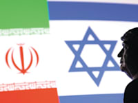 הדמיית דמותו של טראמפ על רקע דגלי ישראל ואיראן / צילום: Reuters