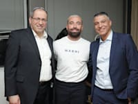 הזמר עומר אדם (במרכז) עם המנכ''ל משה לארי ומנהל החטיבה העסקית אופיר מורד / צילום: באדיבות מזרחי טפחות