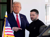 טראמפ מקבל את זלנסקי לפני פגישתם בבית הלבן בפברואר השנה / צילום: ap, Ben Curtis