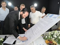 חתימה על הסכם הגג בג'דיידה-מכר / צילום: חטיב בילאל, לע''מ
