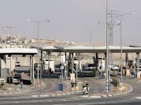 מ־100 אלף עובדים פלסטינים ל־8,000 בלבד. מחסום חיזמא בסמוך לירושלים / צילום: Reuters, Ammar Awad