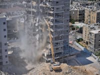 בניין בבת ים שספג פגיעה ישירה מטיל איראני / צילום: ap, Ohad Zwigenberg