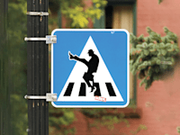 שלט בהשראת The Ministry of Silly Walks של מונטי פייתון. מחקרים ממליצים לצאת מאזור הנוחות ולגוון את ההליכה / צילום: Shutterstock