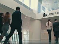 מתוך סרטון התדמית של אסטור קפיטל. המתחזה אמר שזו חברה–בת של בנק שלא קיים 100 שנה / צילום: צילום מסך