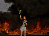 מפגינה למען החזרת החטופים משתתפת בחסימת כביש / צילום: ap, Ohad Zwigenberg