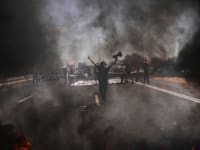 מפגינים למען שחרור החטופים הערב (ג') / צילום: ap, Ohad Zwigenberg