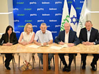 מימין: יוחנן לוקר, ד''ר איתן וירטהיים, ד''ר שמואל וענת חרל''פ ואורנית בר טל / צילום: אלעד גוטמן