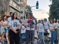 ויקי, אמו של נמרוד כהן, נושאת דברים בהצהרת משפחות החטופים הערב / צילום: רן מלמד