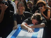 אימו של עידן שתיוי ובת זוגו סתיו לוי בהלוויה / צילום: ap, Ariel Schalit