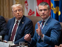 הנשיא טראמפ ושר ההגנה פיט הגסת' / צילום: ap, Mark Schiefelbein