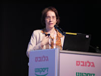 אלונה בר און מו''ל גלובס בכנס צמיחת הקיבוצים / צילום: כדיה לוי