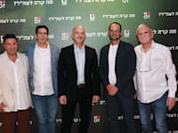 מימין: המפיק חיים סלוצקי, מנכ''ל רשת 13 אמיליאנו קלמזוק, הבמאי והיוצר גלעד טוקטלי, סמנכ''ל התוכן והשיווק של HOT אורי גל ויוצר הסדרה עמרי אסנהיים / צילום: ענת מוסברג
